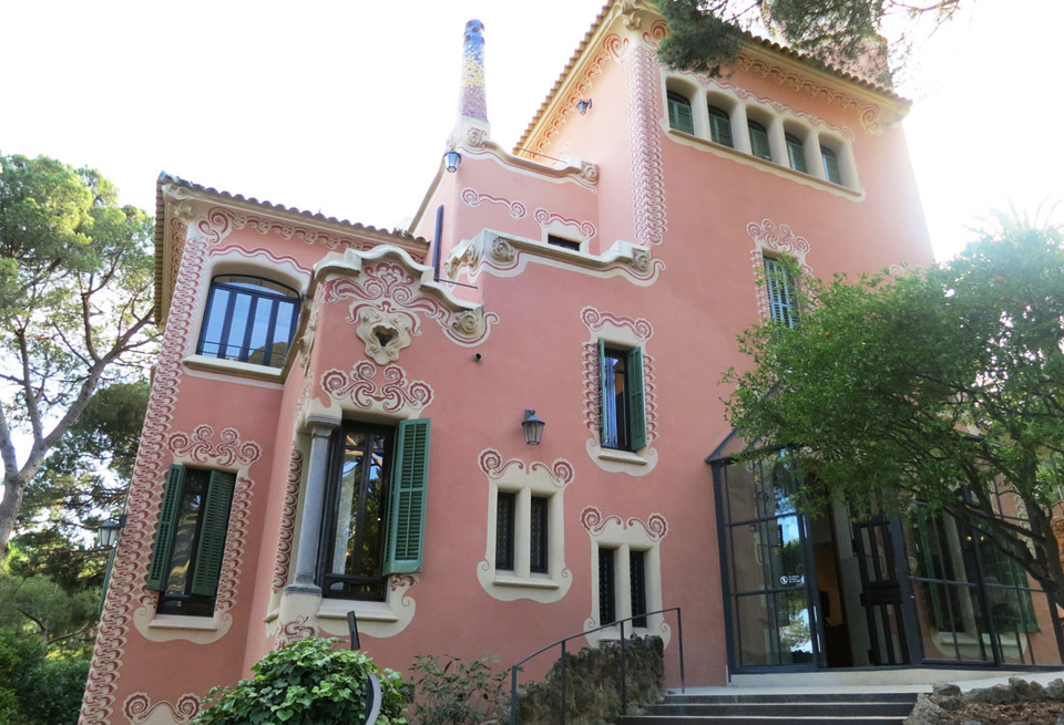Дом-музей Гауди в парке Гуэля в Барселоне. Архитектура Гауди. От безумия до величия: можно ли увидеть Испанию за 10 дней. Изображение 136