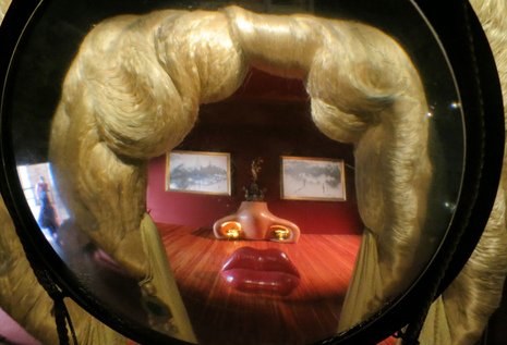 Лицо Мэй Уэст, использованное в качестве сюрреалистической комнаты. Театр-музей Сальвадора Дали в Фигерасе. От безумия до величия: можно ли увидеть Испанию за 10 дней. Изображение 164