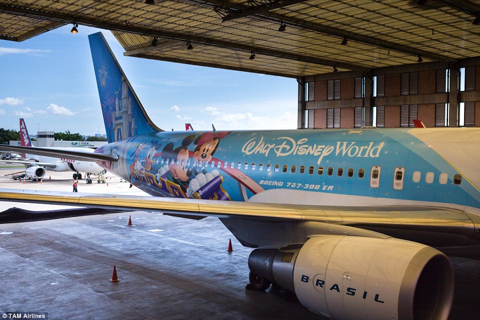Самолет бразильской авиакомпании украсили персонажи Disney. Изображение 1.5